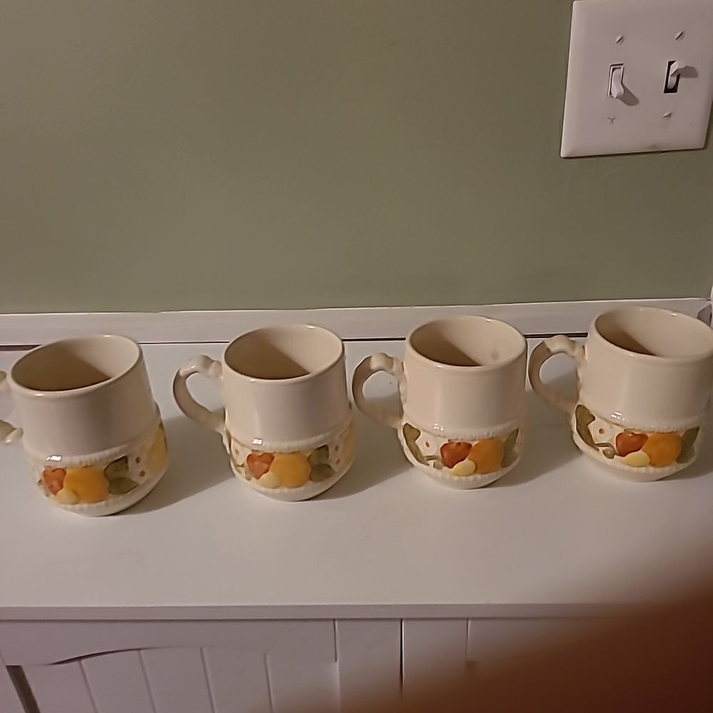 Set of Four Metlox Mugs - Picture 2 of 11